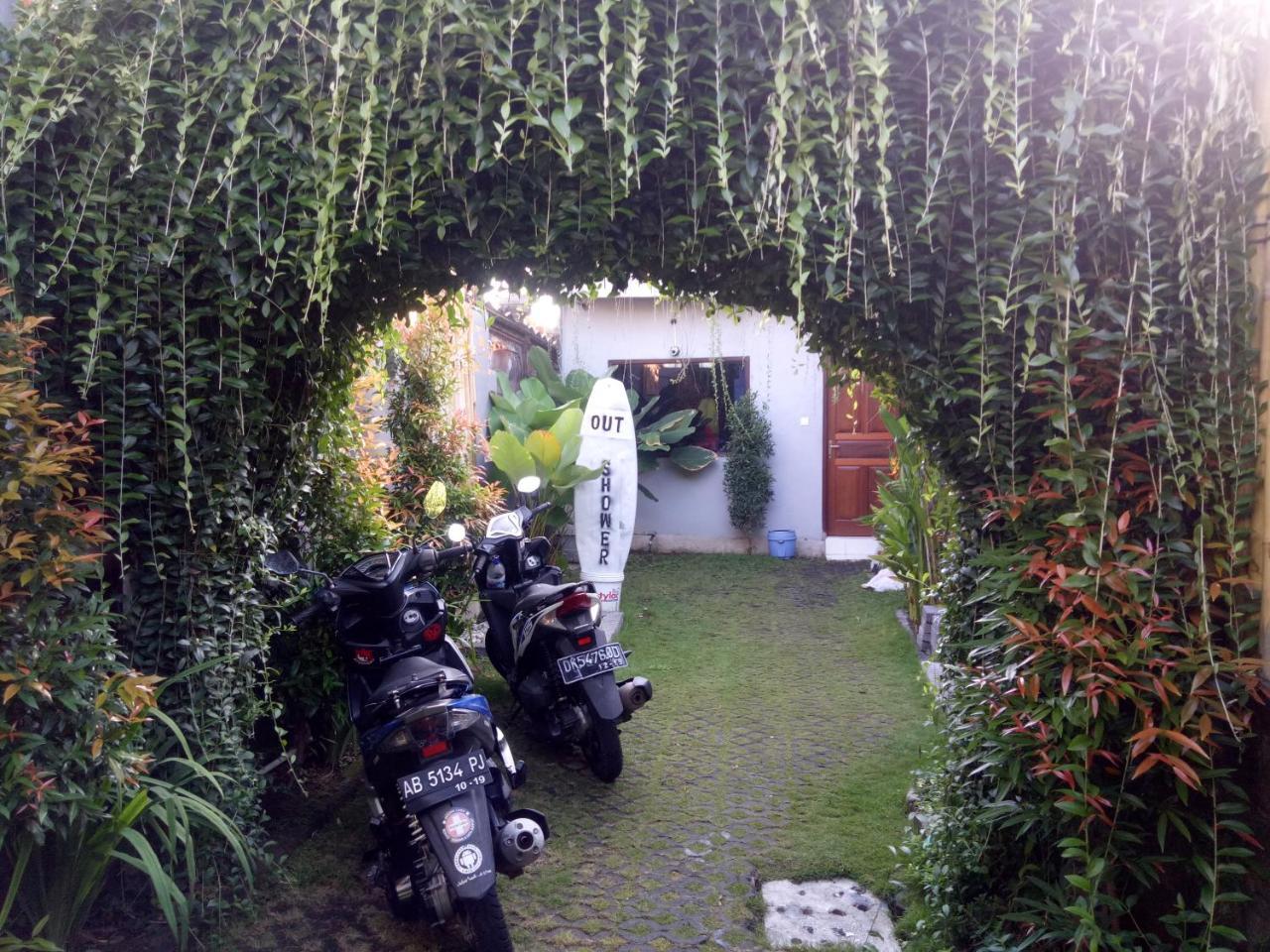Andy Guesthouse Canggu Esterno foto